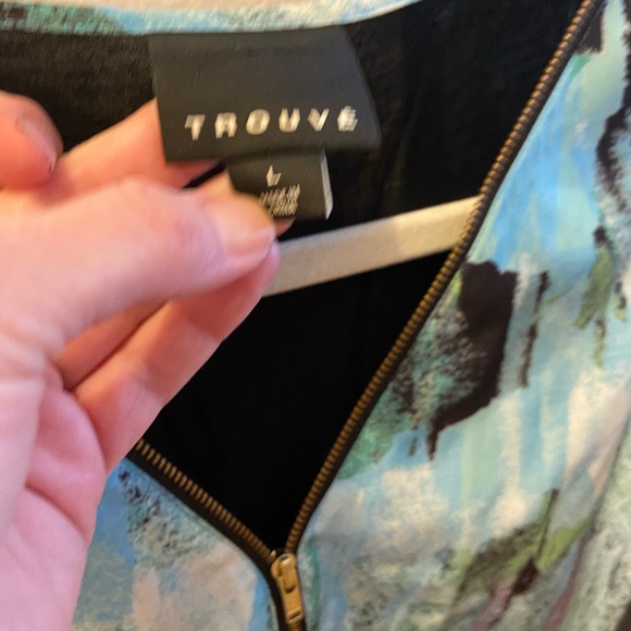 Trouvé- Silk gorgeous watercolor top. Worn a few times under blazers. - Picture 3 of 3